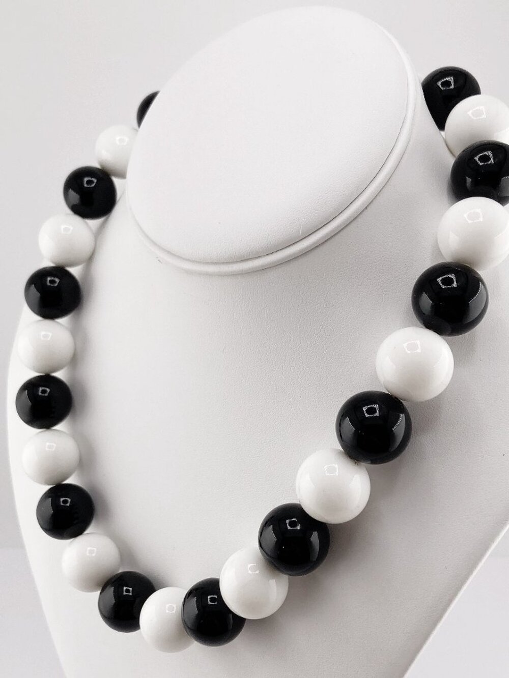 VINTAGE Chunky black and white plastic gumball bead necklace Halloween jewelry - Picture 8 of 10